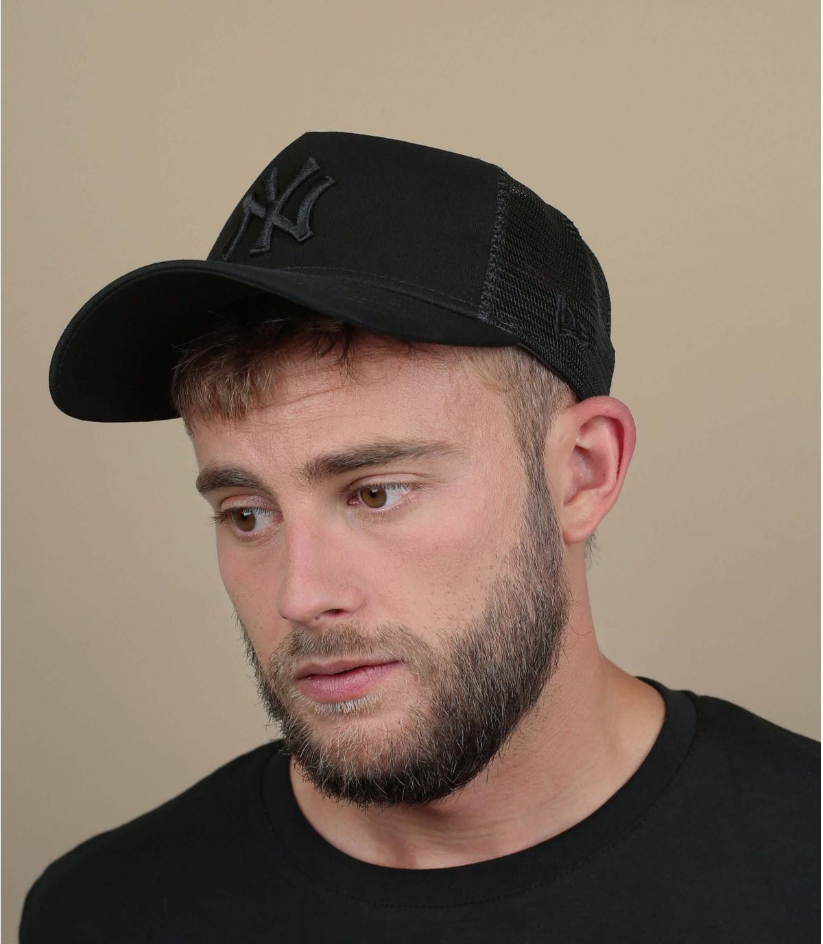 Black trucker cap 2025